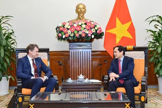 Bộ trưởng Bùi Thanh Sơn tiếp xã giao Thứ trưởng Ngoại giao Belarus Nikolai Borisevich. (Nguồn: TTXVN)