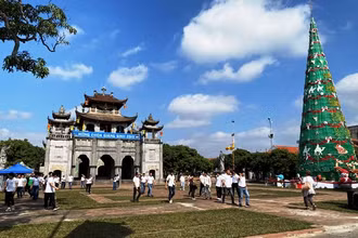Nhà thờ đá Phát Diệm, thuộc huyện Kim Sơn (Ninh Bình).