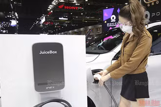 Một chiếc ô tô điện được kết nối với trạm sạc tại triển lãm Motor Expo 2021 ở Thủ đô Bangkok, Thái Lan (Ảnh: Bangkok Post)