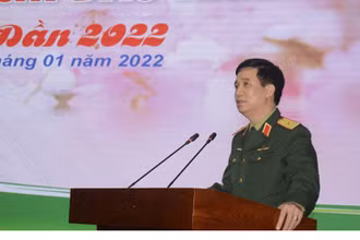 Thiếu tướng Nguyễn Văn Cường, Phó Chính ủy Tổng cục Hậu cần phát biểu ý kiến tại buổi gặp mặt.