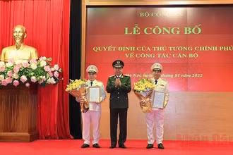 Bộ trưởng Công an Tô Lâm trao Quyết định bổ nhiệm chức vụ Thứ trưởng Công an đối với Thiếu tướng Lê Văn Tuyến và Thiếu tướng Nguyễn Văn Long.