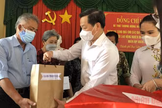 Phó Thủ tướng Lê Minh Khái trao tặng quà cho các gia đình chính sách, hộ nghèo tại TP Bạc Liêu, tỉnh Bạc Liêu.