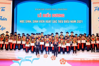 Tôn vinh các học sinh, sinh viên tiêu biểu.