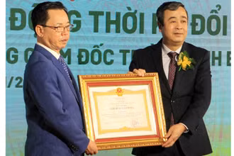 Bí thư Tỉnh ủy Thái Bình Ngô Đông Hải (bên phải) trao danh hiệu Anh hùng Lao động cho ông Trần Mạnh Báo, Chủ tịch HĐQT Tập đoàn ThaiBinh Seed.