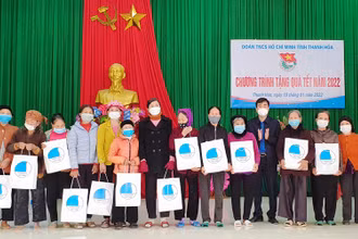 Bí thư Tỉnh đoàn Thanh Hóa trao quà cho người dân có hoàn cảnh khó khăn xã Nga Tiến.