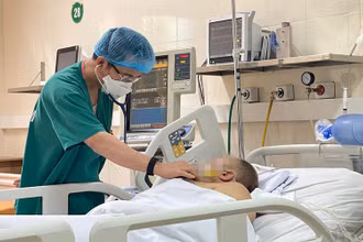 TS, BS Phạm Tiến Quân, Trưởng Khoa Hồi sức tích cực tim mạch và lồng ngực thăm khám cho bệnh nhân sau phẫu thuật.