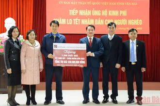 Giám đốc chi nhánh Agribank tỉnh Yên Bái, Nguyễn Hữu Hồng trao hỗ trợ 1.300 suất quà cho đại diện Mặt trận Tổ Quốc Việt Nam tỉnh Yên Bái.