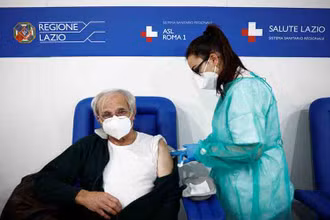 Cụ ông được tiêm vaccine của Moderna tại Rome, Italy, ngày 5/1. (Ảnh: Reuters)