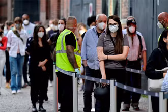 Người dân xếp hàng để vaccine trước Trung tâm tiêm chủng Arena Treptow ở Berlin, Đức, ngày 9/8/2021. (Ảnh: REUTERS)