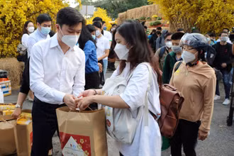 Đại diện lãnh đạo Trung ương Đoàn tặng quà cho các sinh viên trước khi lên xe về quê đón Tết.