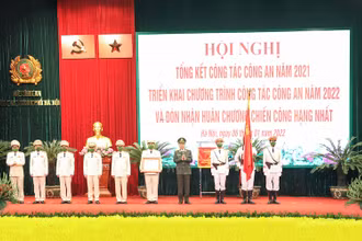 Thừa ủy quyền của Chủ tịch nước, Bộ trưởng Công an Tô Lâm trao Huân chương Chiến công hạng Nhất tặng Công an thành phố Hà Nội.