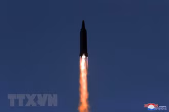 (Ảnh do Hãng thông tấn Trung ương Triều Tiên KCNA phát ngày 12/1): Vụ phóng thử tên lửa siêu vượt âm do Viện Khoa học Quốc phòng Triều Tiên thực hiện tại một địa điểm chưa xác định. (Ảnh: Yonhap/TTXVN)