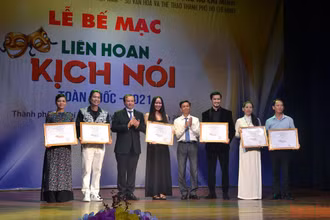Trao huy chương vàng cho 6 vở diễn xuất sắc nhất. (Ảnh: Linh Bảo)