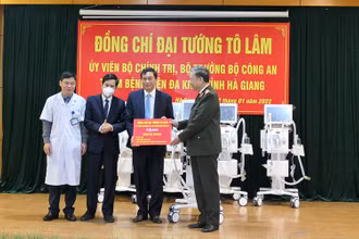 Đại tướng Tô Lâm tặng 10 máy thở cho Bệnh viện Đa khoa Hà Giang.