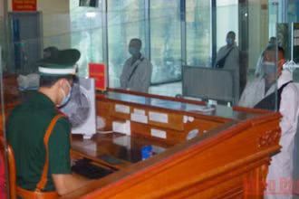 Trạm kiểm soát biên phòng cửa khẩu quốc tế Hữu Nghị, Cao Lộc, Lạng Sơn làm thủ tục xuất nhập cảnh cho hành khách.