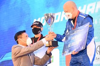 Tay đua Nguyễn Ngọc Trung nhận Cúp vô địch.