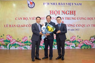 Đồng chí Lê Quốc Minh và đồng chí Nguyễn Đức Lợi tặng hoa đồng chí Thuận Hữu tại lễ bàn giao nhiệm vụ.