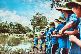 Sinh viên thành phố Hồ Chí Minh nạo vét kênh mương trong chiến dịch “Mùa hè xanh”. 