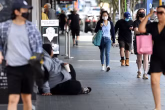 Người mua sắm tại 1 khu bán lẻ ở Auckland, New Zealand sau khi các hạn chế phòng dịch Covid-19 được nới lỏng, ngày 10/11/2021. (Ảnh: REUTERS)