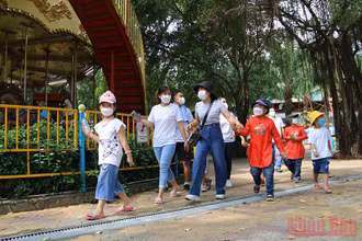 Các gia đình công nhân không về quê ăn Tết, vui đón Tết tại Công viên văn hóa Đầm Sen.
