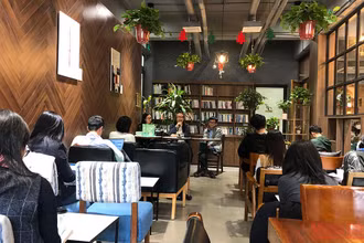 Tác giả Trần Quang Đức (ngồi giữa) chia sẻ với độc giả trong buổi giao lưu ra mắt sách.