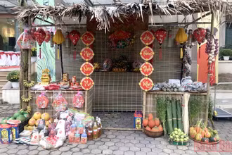 Tái dựng một gian hàng Tết xưa.