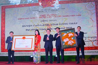 Bộ trưởng Nông nghiệp và Phát triển nông thôn Lê Minh Hoan trao Quyết định công nhận đạt chuẩn nông thôn mới cho huyện Cao Lãnh.