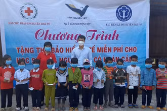 280 thẻ bảo hiểm y tế tặng đồng bào dân tộc thiểu số, người khó khăn ở Gia Lai