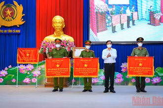 Chủ tịch UBND tỉnh Cà Mau tặng Cờ thi đua của Bộ Công an cho 4 đơn vị thuộc Công an tỉnh Cà Mau.
