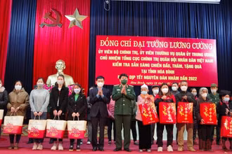 Đồng chí Lương Cường (giữa) tặng quà Tết cho các gia đình chính sách tỉnh Hòa Bình.