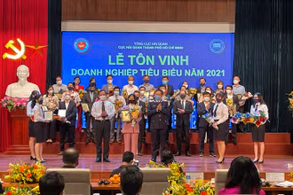 Lãnh đạo Thành phố Hồ Chí Minh và Tổng Cục Hải quan Việt Nam trao bằng vinh danh doanh nghiệp xuất sắc - tiêu biểu năm 2021.