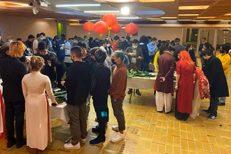 Hội Sinh viên Việt Nam tại Paris tổ chức “Ngày Bánh Chưng” tại trụ sở Đại sứ quán Việt Nam tại Pháp. 
