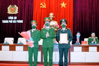 Thay mặt lãnh đạo Bộ Công an, Trung tướng Nguyễn Duy Ngọc biểu dương và trao thư khen tới lãnh đạo Công an thành phố Hải Phòng. 