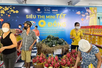 Người có hoàn cảnh khó khăn của quận Phú Nhuận sắm Tết tại siêu thị 0 đồng. 