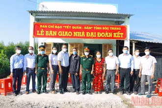 Ban Chỉ đạo Tết quân-dân tỉnh Sóc Trăng tặng nhà đồng đội, nhà đại đoàn kết. 