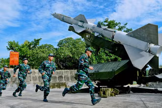 Bộ đội tên lửa huấn luyện báo động chuyển trạng thái sẵn sàng chiến đấu. (Ảnh: Quân chủng Phòng không-Không quân)