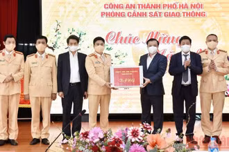 Đồng chí Đinh Tiến Dũng tặng quà cho lực lượng Cảnh sát giao thông Thủ đô.