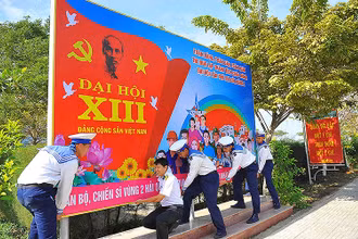 Các chiến sĩ Vùng 2 Hải quân trang trí, tuyên truyền về Đại hội XIII của Đảng.