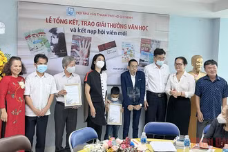Trao giải Cống hiến cho đại diện gia đình nhà văn Lê Văn Nghĩa và nhà thơ Đoàn Vị Thượng.