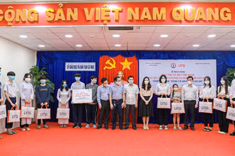 VNG trao tặng máy tính tại Cà Mau