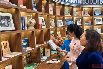 Tủ sách “Thanh niên học tập và làm theo tư tưởng, đạo đức, phong cách Hồ Chí Minh”. (Ảnh: Trịnh Dũng)