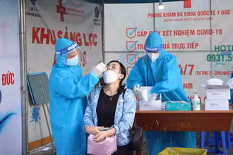Người lao động test nhanh Covid-19 trước khi lên xe.