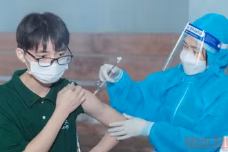 Nghệ An nỗ lực hoàn thành tiêm đủ liều cơ bản cho người từ 12 tuổi trở lên trong tháng 1/2022.
