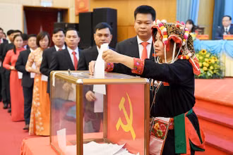 Nêu gương" đã được Chủ tịch Hồ Chí Minh xác định là một phương thức lãnh đạo của Ðảng và thành phần cốt yếu của văn hóa Ðảng. (Ảnh: tapchicongsan.org.vn)