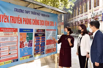 Lãnh đạo quận Hoàn Kiếm kiểm tra công tác chuẩn bị đón học sinh lớp 12 đi học trở lại tại Trường trung học phổ thông Trần Phú-Hoàn Kiếm. (Ảnh: Trần Hải)