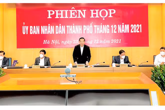 Chủ tịch và các Phó Chủ tịch UBND thành phố Hà Nội trong phiên họp UBND thành phố Hà Nội tháng 12/2021.