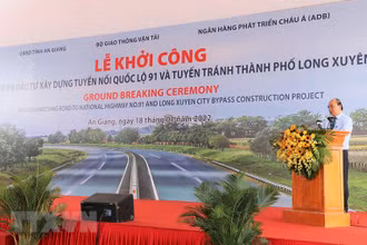 Chủ tịch nước Nguyễn Xuân Phúc phát biểu tại lễ khởi công dự án xây dựng tuyến nối Quốc lộ 91 và tuyến tránh thành phố Long Xuyên. (Ảnh: Công Mạo/TTXVN)