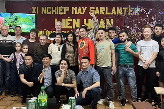 Công nhân viên xí nghiệp may Sarlanter chụp ảnh nhân dịp Xuân mới Nhâm Dần.