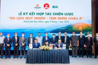 Nghi thức ký kết hợp tác chiến lược “Du lịch Quy Nhơn-Tầm nhìn châu Á” tại thành phố Quy Nhơn, tỉnh Bình Định.