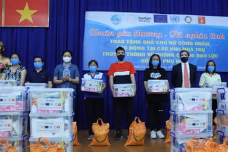 Ban tổ chức tặng quà cho các phụ nữ di cư ở TP Hồ Chí Minh. (Ảnh: UN Women Việt Nam)